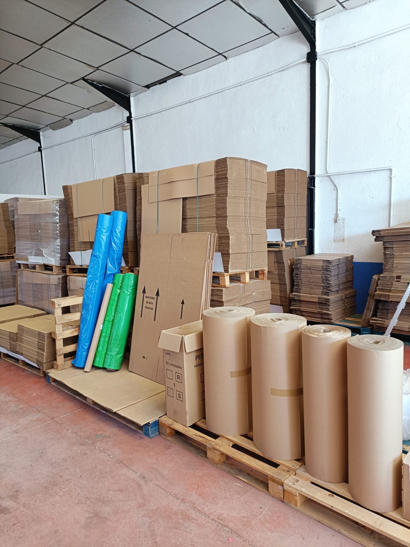 Material de embalaje y cajas en el almacén de Mudanzas Vallecas