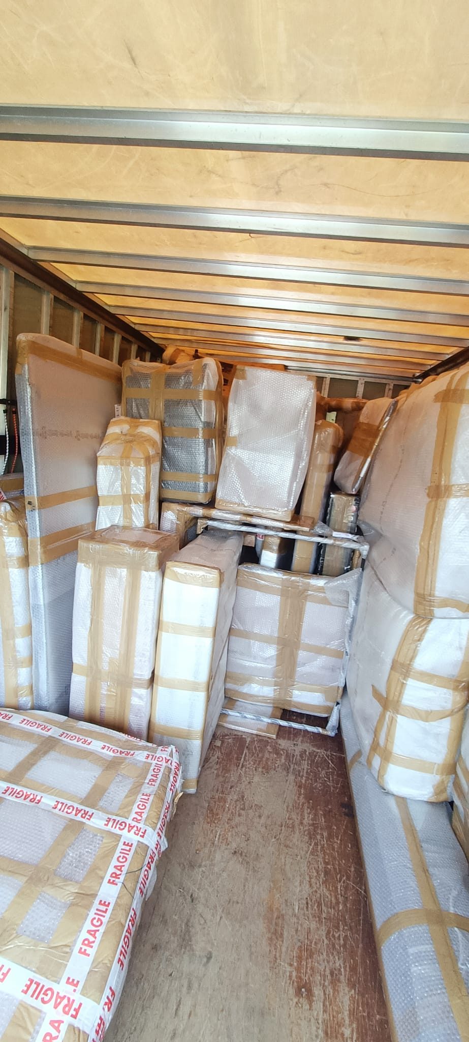 Muebles embalados y protegidos dentro del camión de mudanzas