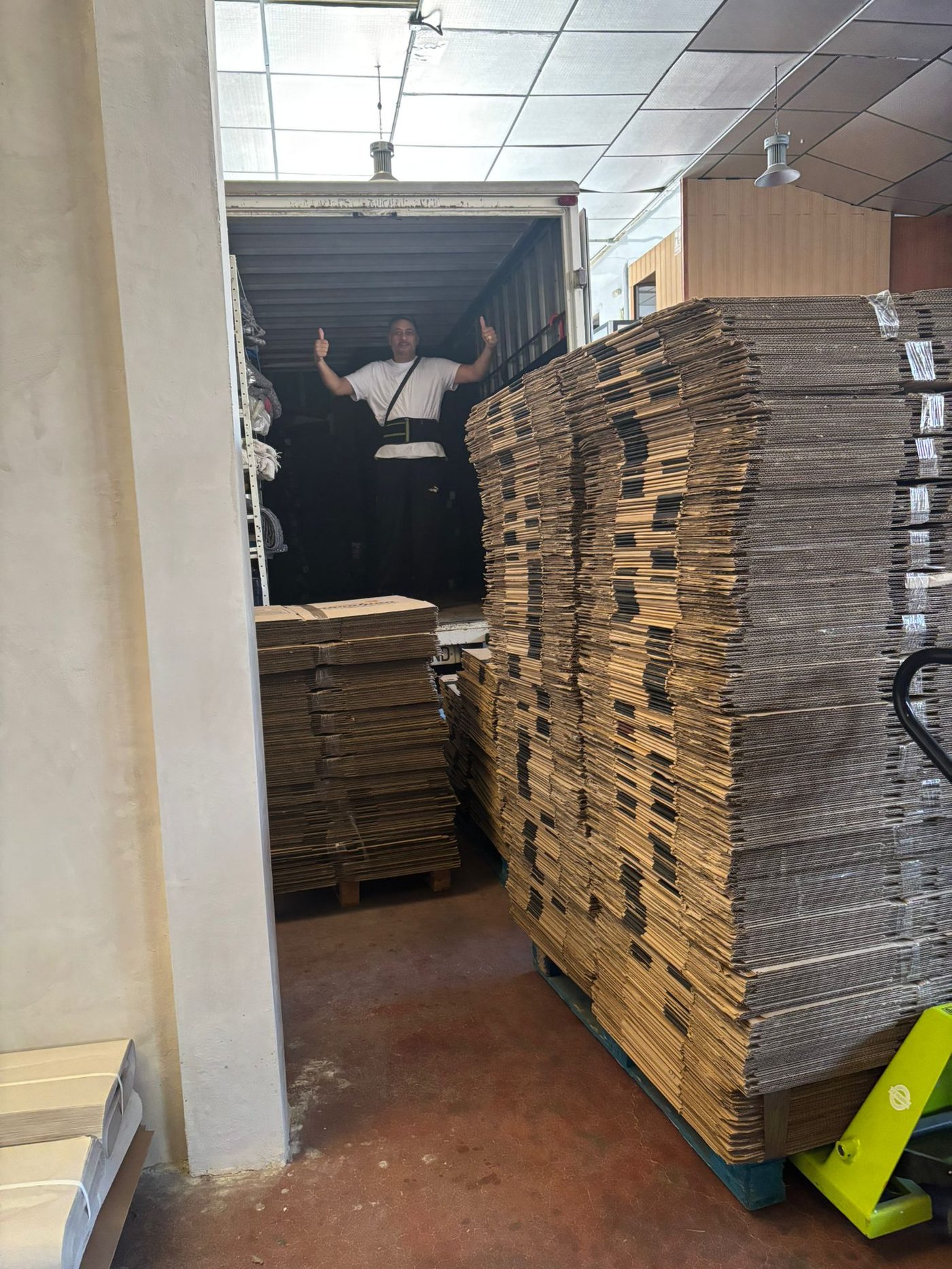 Equipo de Mudanzas Vallecas cargando cajas en el almacén