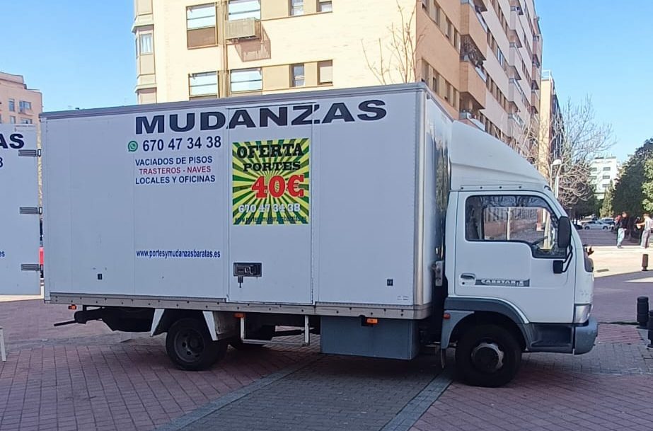 Camión rotulado de Mudanzas Vallecas disponible para alquiler