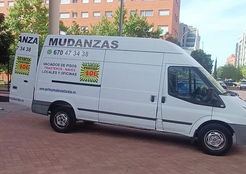 Camión de Mudanzas Vallecas rotulado para mudanzas de oficinas